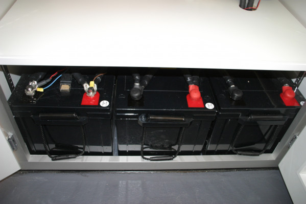 lambert-gmbh-goeppingen-marktsysteme-marktbedarf-verkaufsfahrzeuge-ecostar-imbiss-detail-batterie