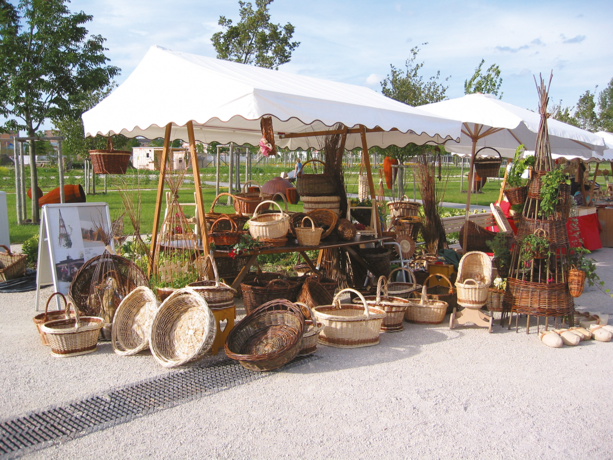 lambert-gmbh-goeppingen-marktsysteme-marktbedarf-holzstand-verkaufsstand